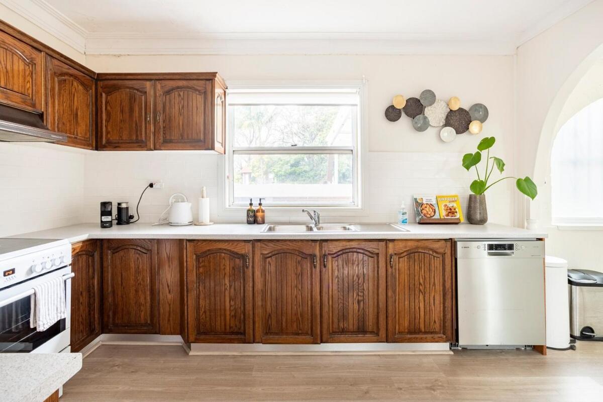 Stylish Heritage 10mins Walk To Hospital With Free Parking Holiday home Wollongong