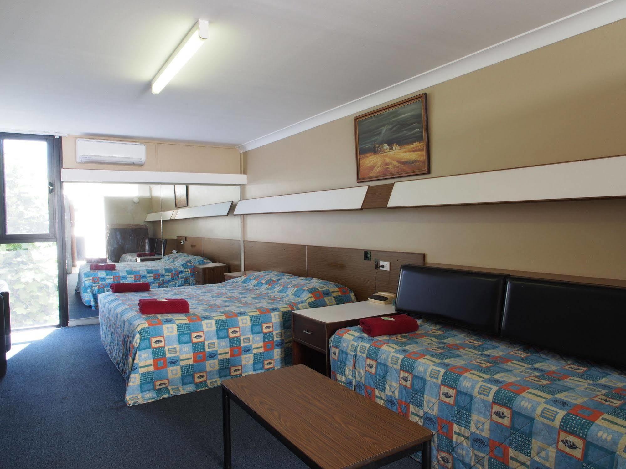 City Beach Motel 3*