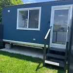 Sweet Cute Blue Tiny Home With Pool And 2 Minute Drive To The Beach