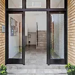 Luxe Newly Renovated 2 Bed Unit - Walk To Beach