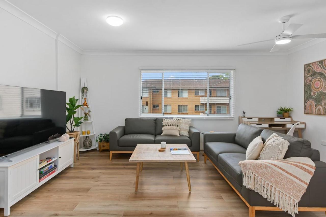 Sea Vista Escape - A Charming Waterside Apartment