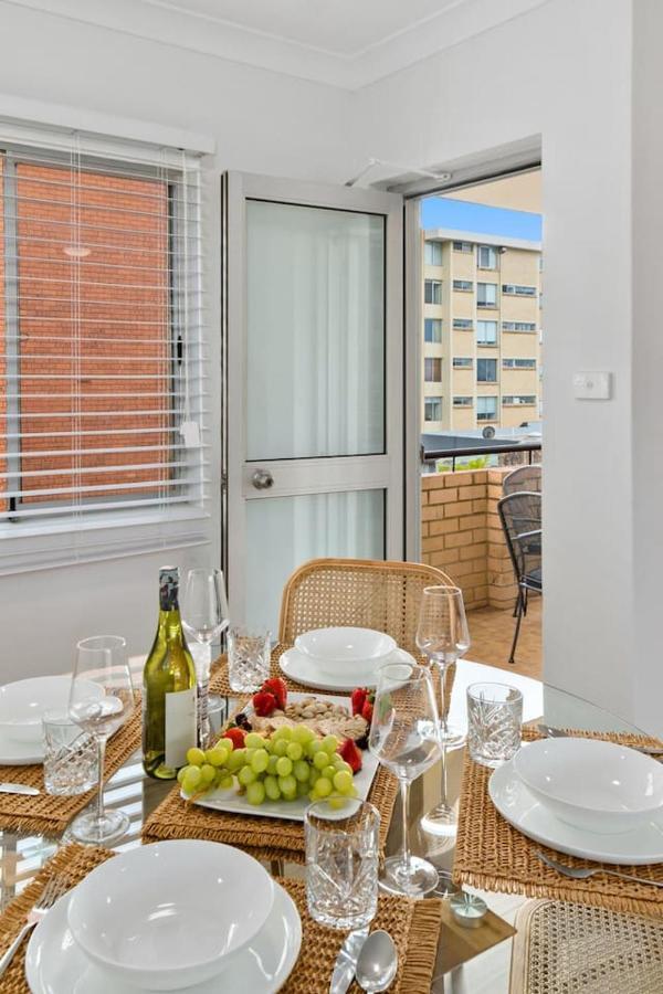 Sea Vista Escape - A Charming Waterside Apartment