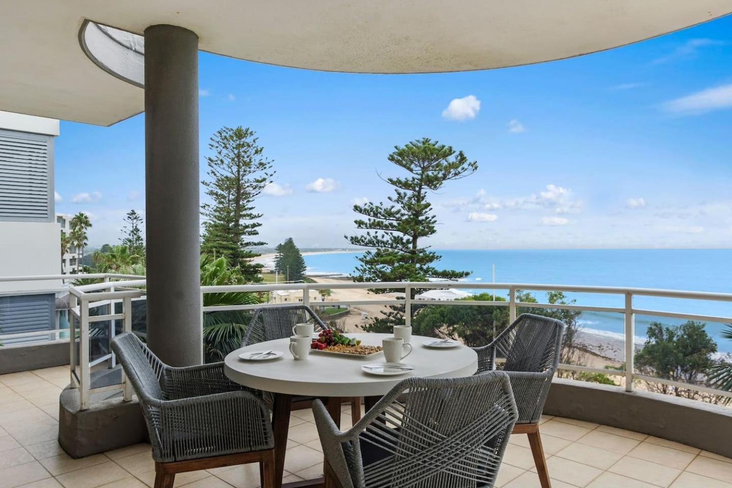 Ocean Vista Escape - A Lofty Beachfront Penthouse Wollongong