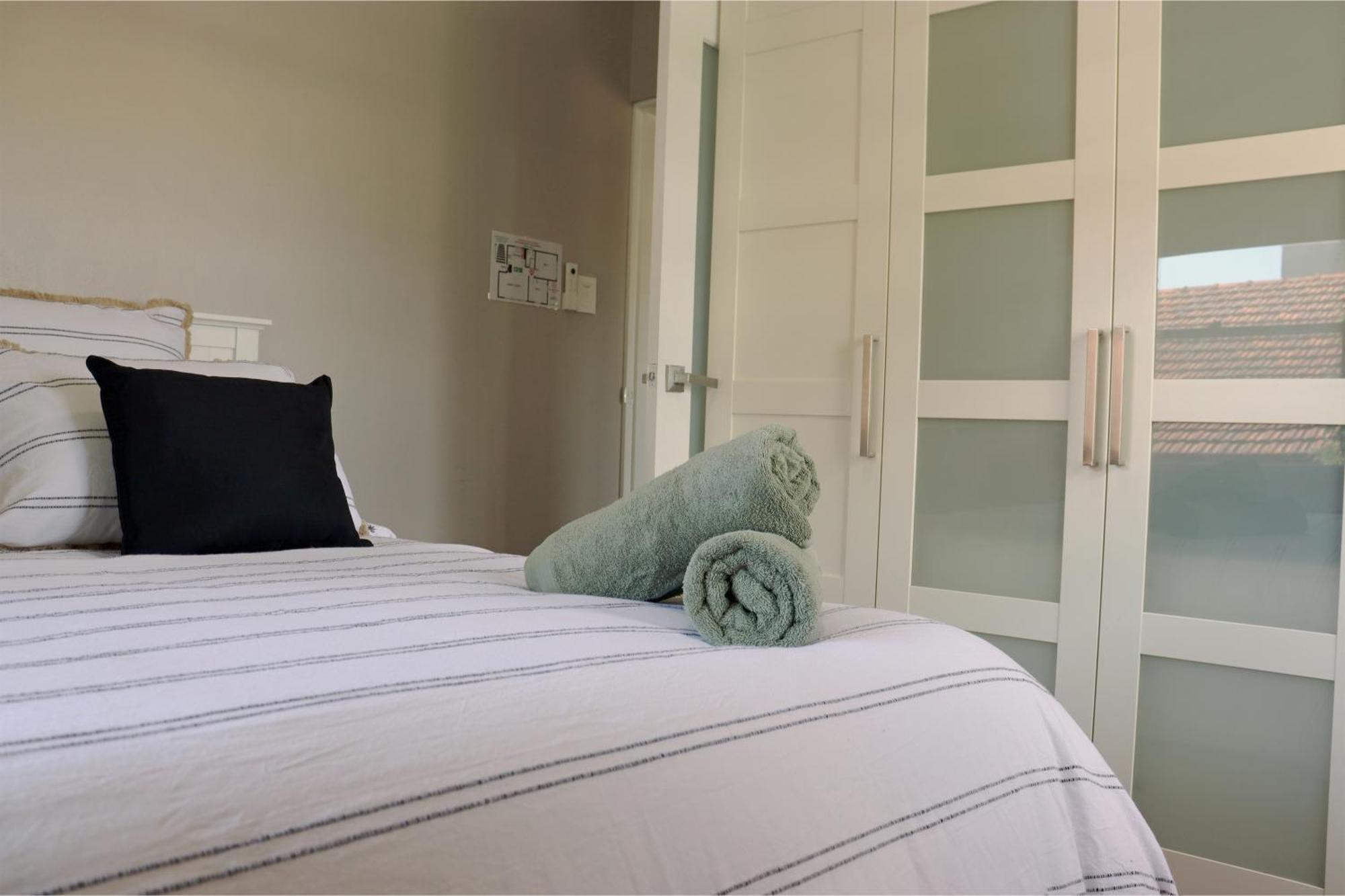 Luxe Newly Renovated 2 Bed Unit - Walk To * Wollongong
