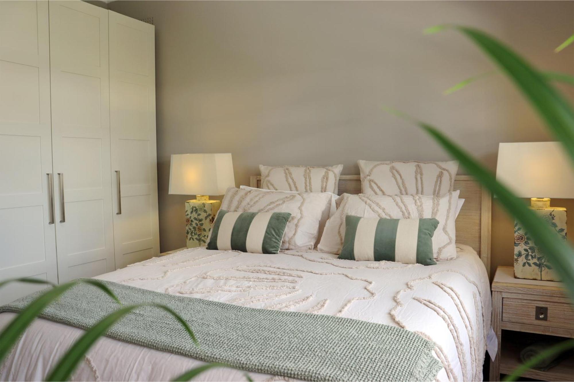 Luxe Newly Renovated 2 Bed Unit - Walk To Apartment *