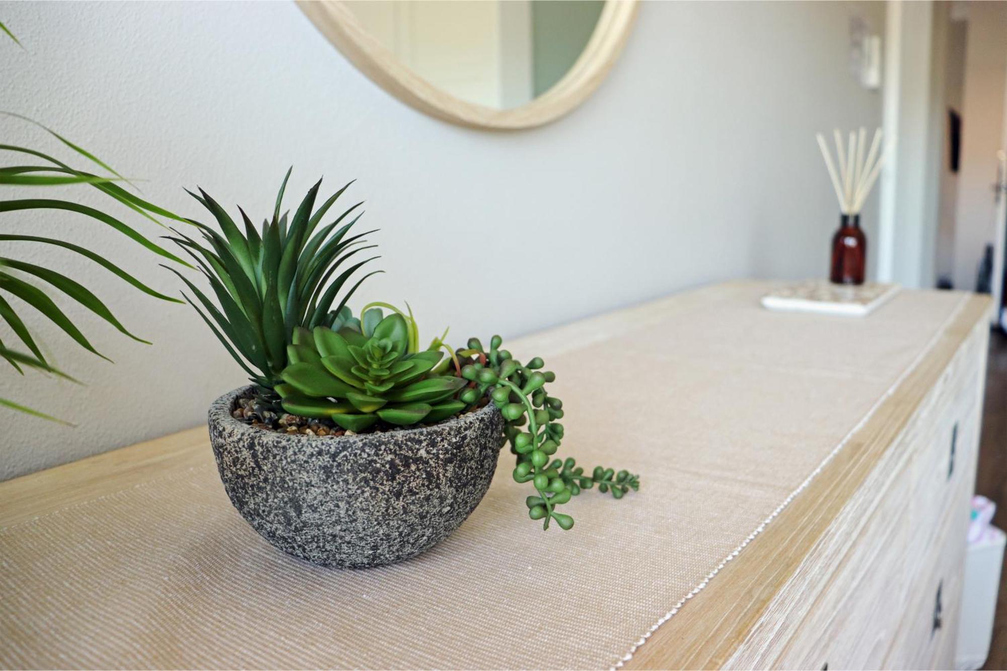 Luxe Newly Renovated 2 Bed Unit - Walk To