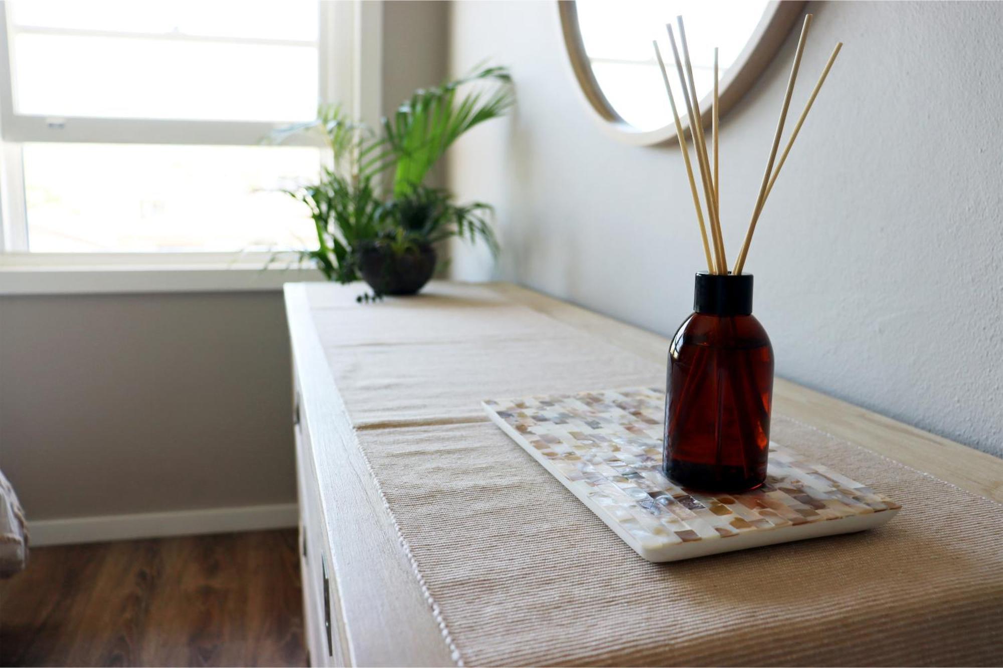 Luxe Newly Renovated 2 Bed Unit - Walk To Apartment *