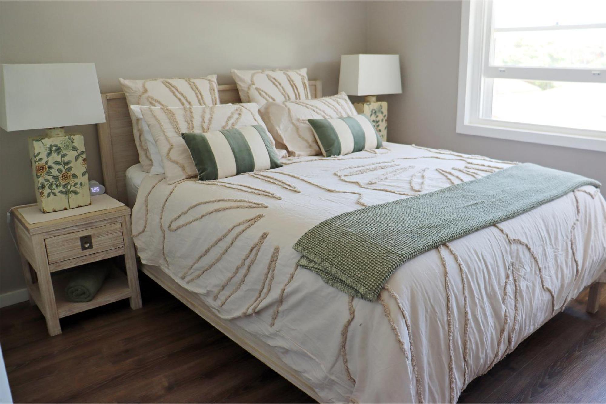 Luxe Newly Renovated 2 Bed Unit - Walk To *