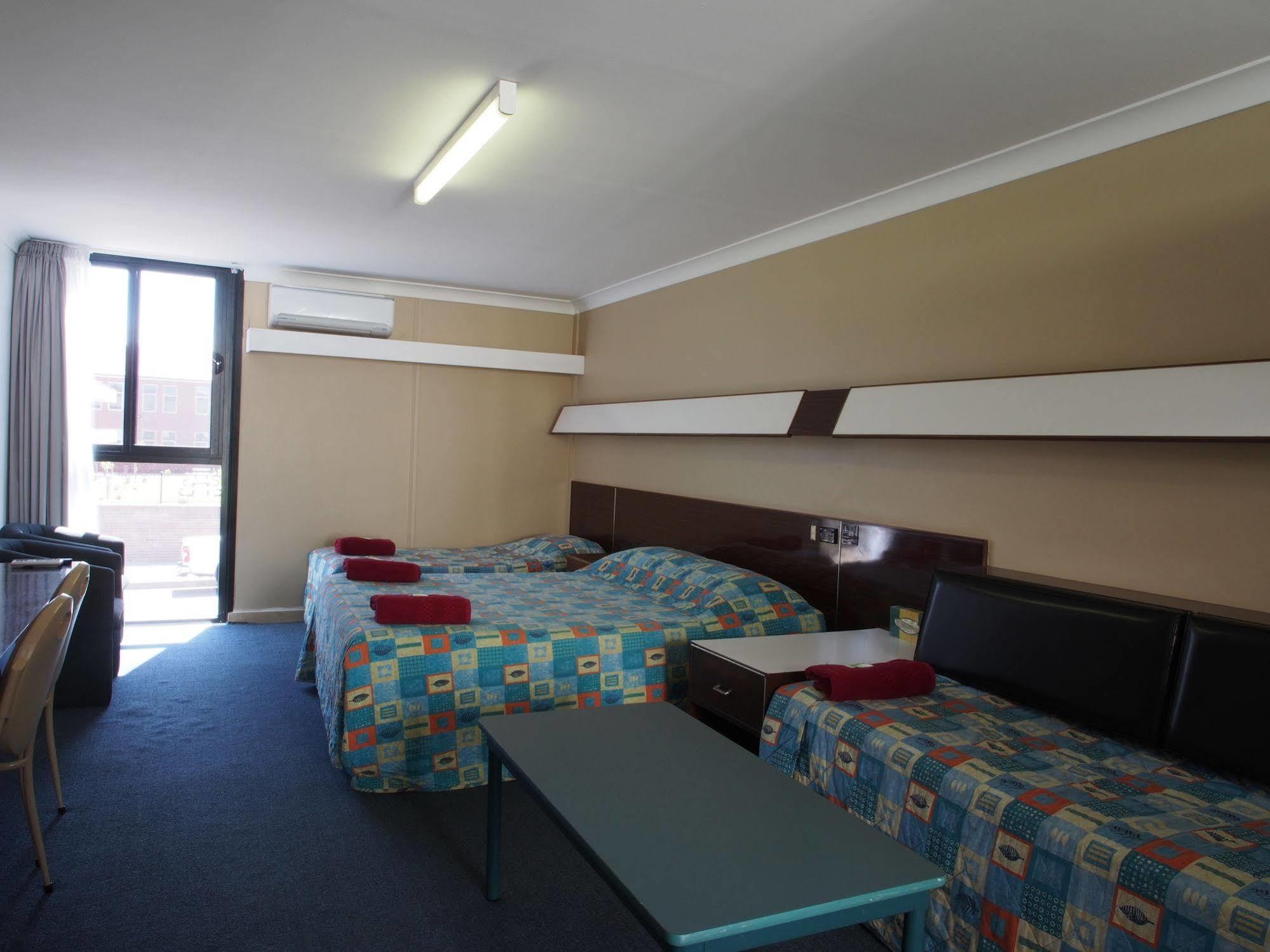 City Beach Motel 3*